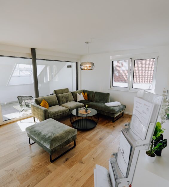 Neubauimmobilie, Wohnzimmer mit Verkaufsunterlagen